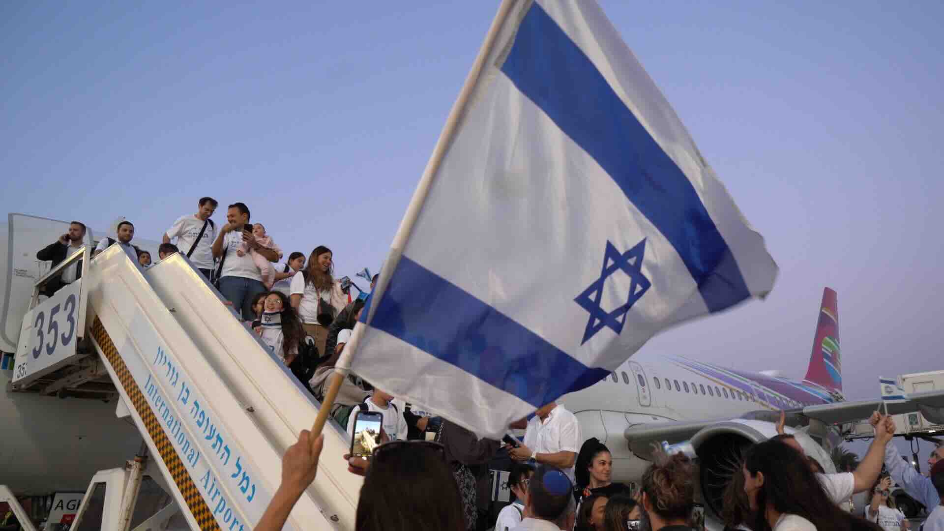 ICEJ sponsert größten Sonderflug